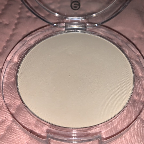 Banana colored setting powder - Picture 2 of 2
